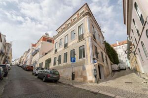 Vista de uma rua típica da Lapa em Lisboa, zona onde ficam alojamentos da Feel Lisboa