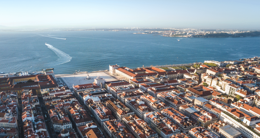 Vista geral de Lisboa entre os bairros da Lapa e do Chiado