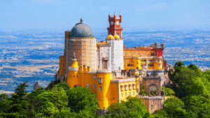 Palácio da Pena em Sintra visto entre a vegetação da serra