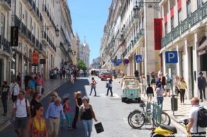  Rua residencial arborizada no bairro da Lapa em Lisboa