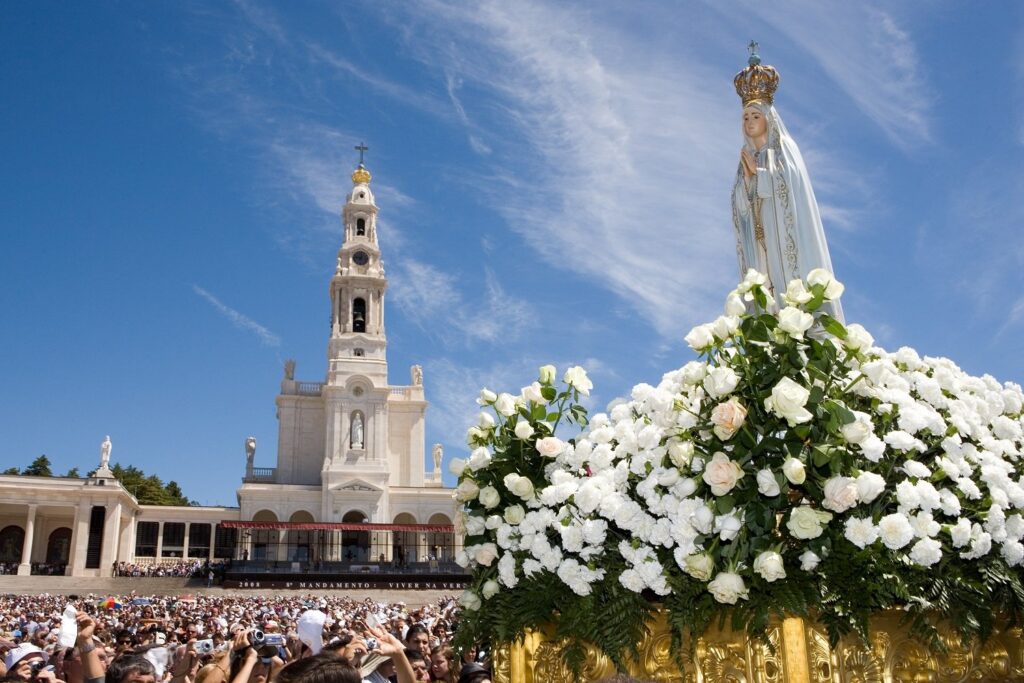 Santuário de Fátima com peregrinos em frente à basílica