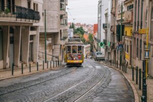 Rua residencial arborizada no bairro da Lapa em Lisboa