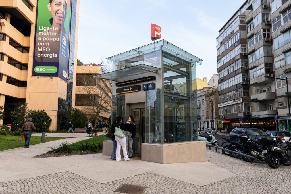 Entrada de uma estação de metro em Lisboa com sinalética identificativa