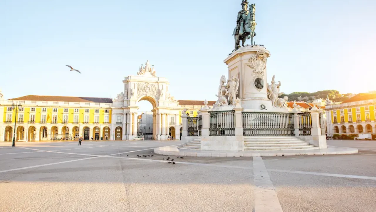morning-view-commerce-square-with-statue-fo-king-joseph-triumphal-arch-lisbon-city-portugal