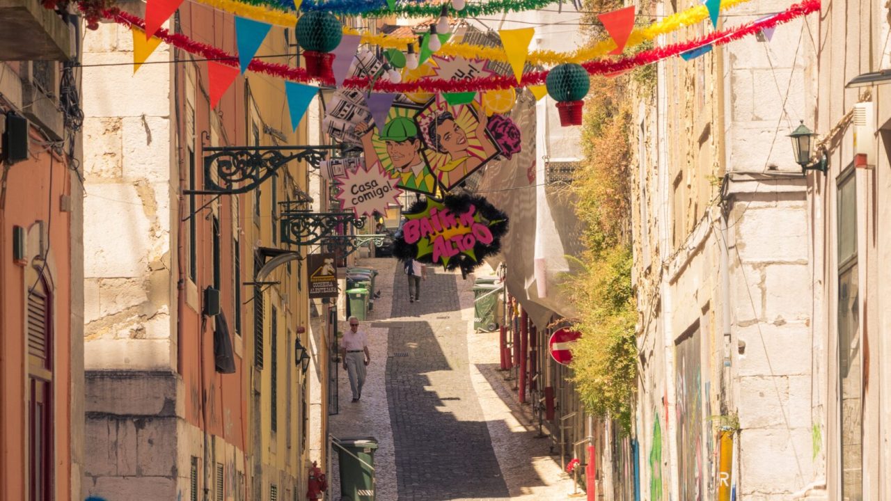Rua em Lisboa com os efeitos do Santo antónio
